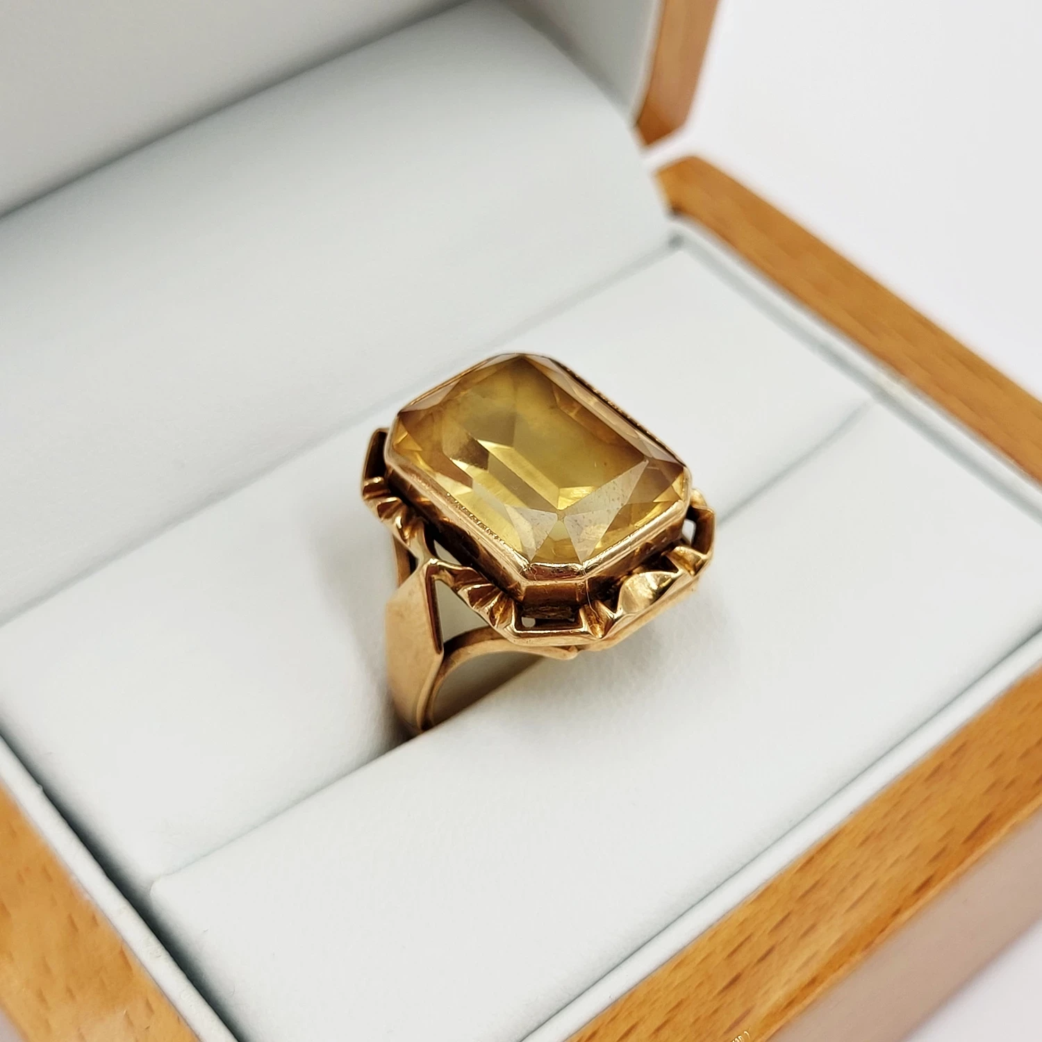 piekny-stary-zloty-pierscionek-z-cytrynem-prl-585-material-zloto-rozowe