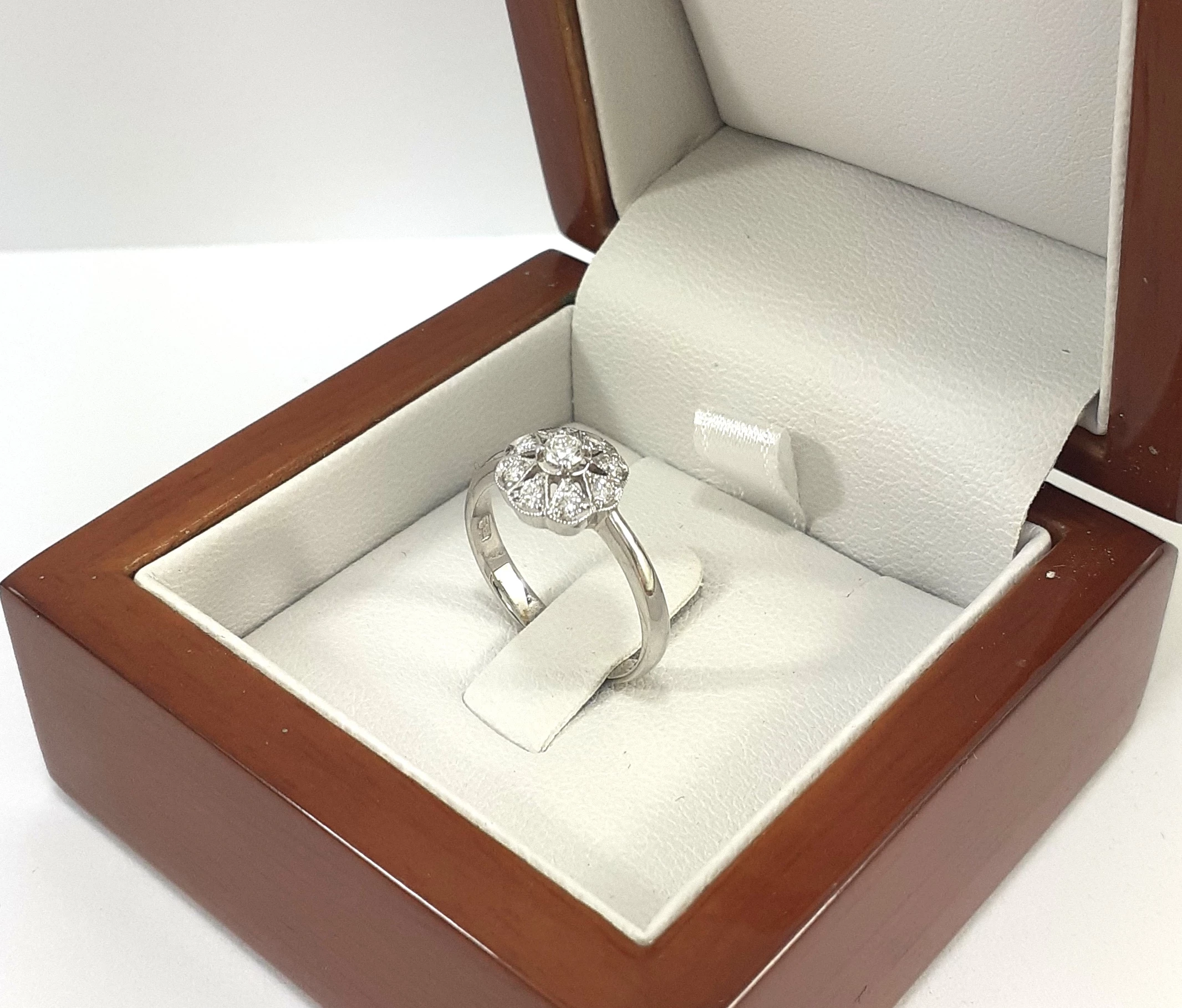 zloty-pierscionek-z-brylantami-024ct-750-259g-r11-certyfikat-ean-gtin-5050982202034