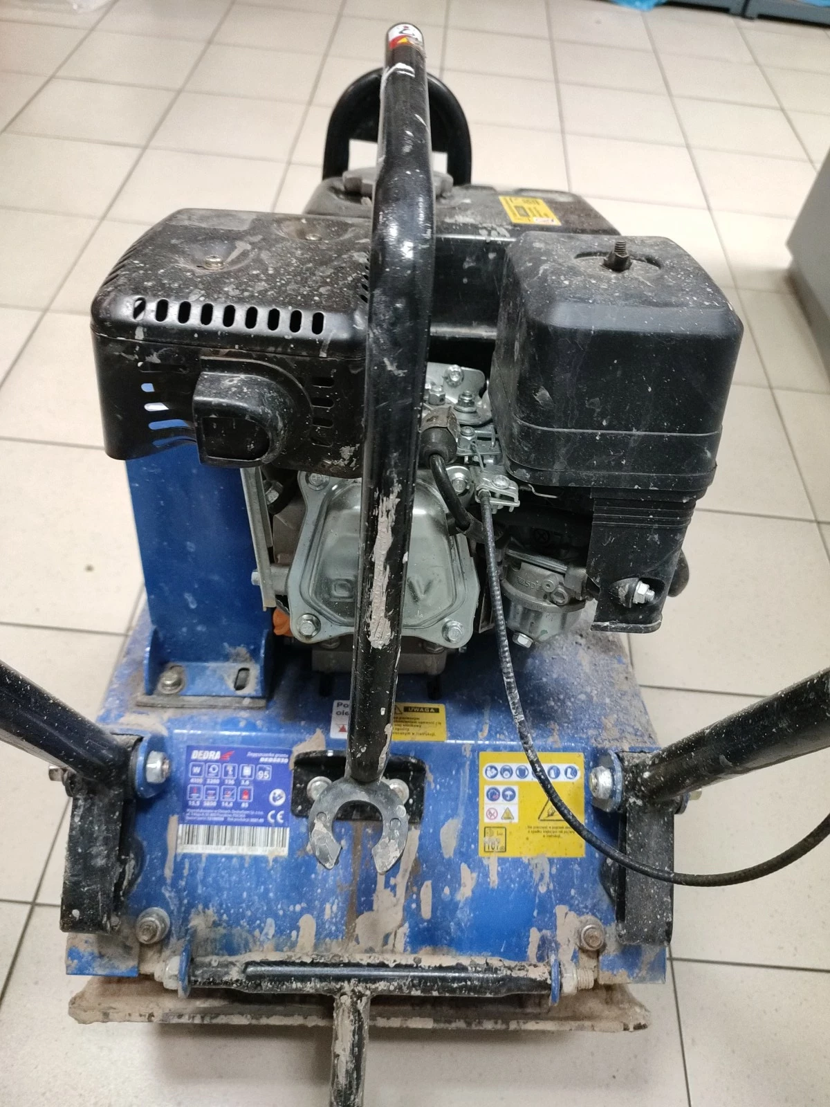 zageszczarka-dedra-ded8830-pojemnosc-zbiornika-paliwa-360