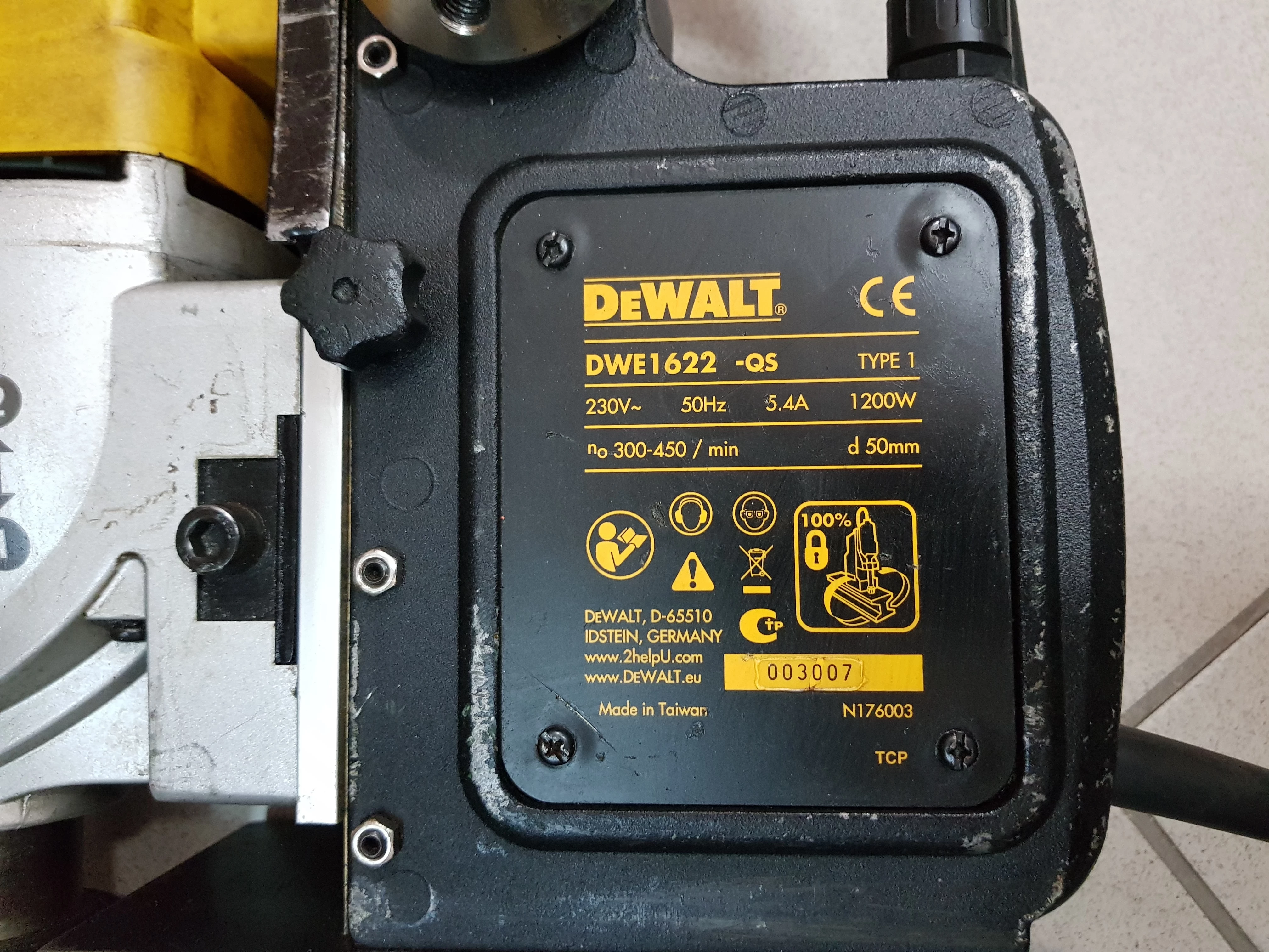 wiertarka-magnetyczna-1200w-dewalt-dwe1622k-typ-uchwytu-samozaciskowy