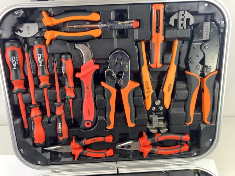ZESTAW NARZĘDZI DLA ELEKTRYKA W WALIZCE NEO TOOLS 01-310 / 108 SZT KOMPLET