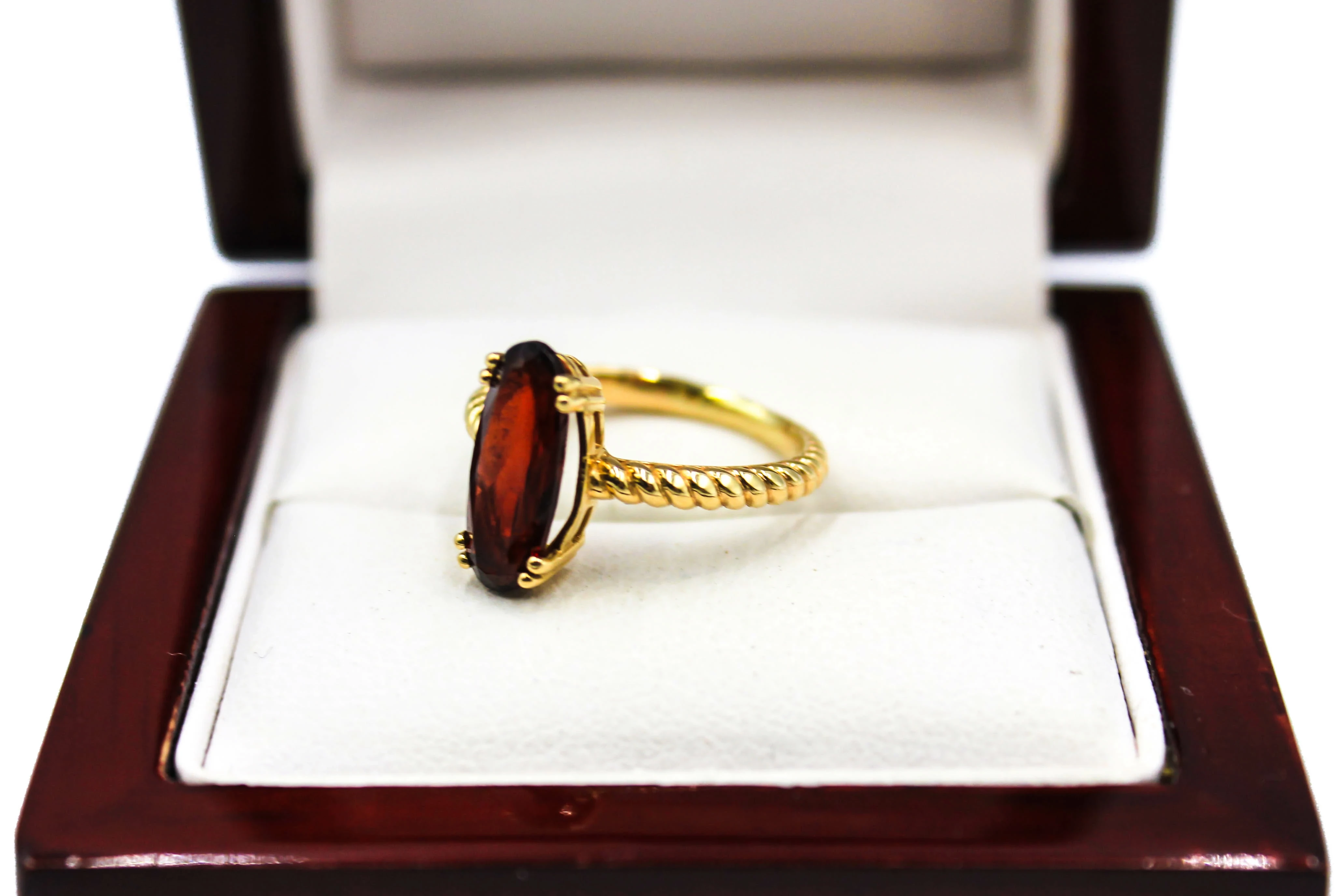 zloty-pierscionek-z-rubinem-295-g-r9-rodzaj-wyrob-jubilerski