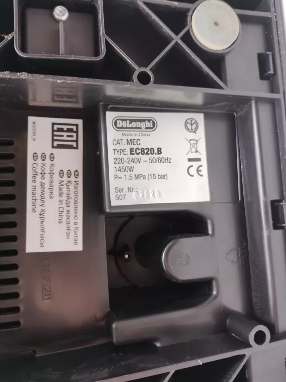 kolbowy-ekspres-cisnieniowy-delonghi-ec-820b-1450-w-czarny-ean-gtin-8004399325340