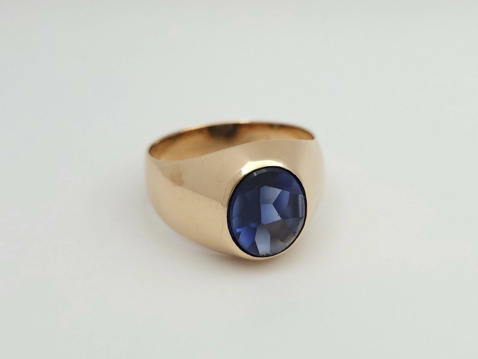 piekny-zloty-sygnet-z-niebieskim-kamieniem-585-14k-r28-979g-cechy-brak