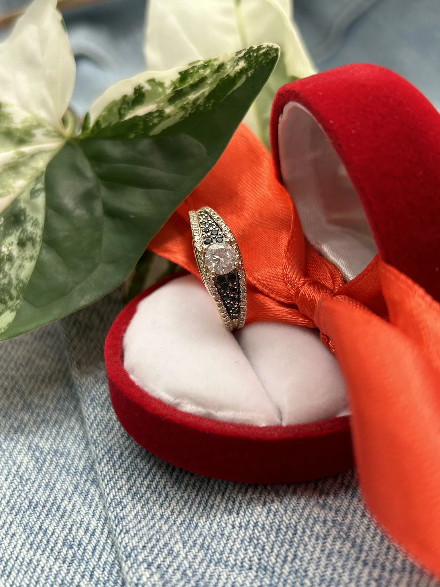 sliczny-zloty-pierscionek-cyrkonie-czarne-kamyki-p585-g375-r14-cechy-207358-231606