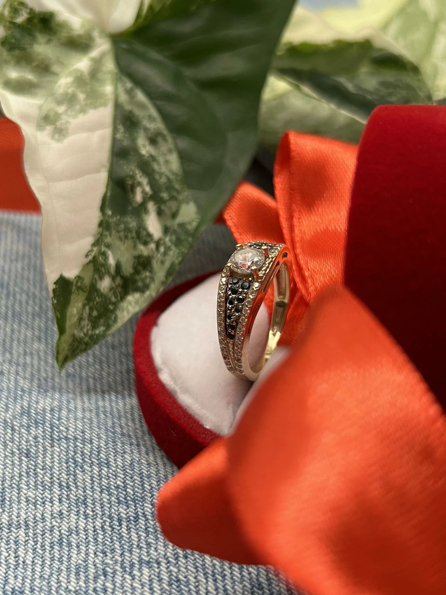 sliczny-zloty-pierscionek-cyrkonie-czarne-kamyki-p585-g375-r14-motyw-129129-10