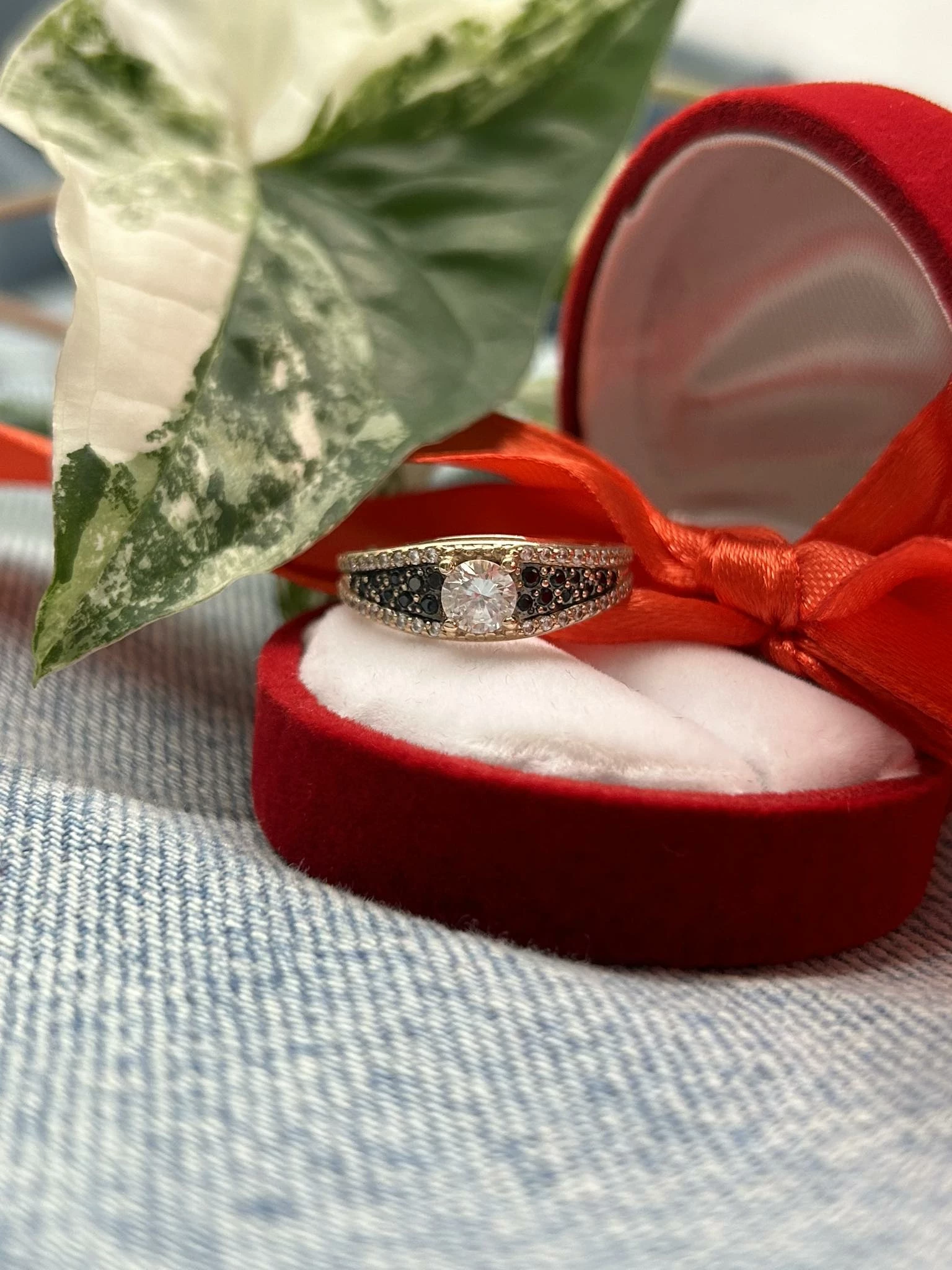 sliczny-zloty-pierscionek-cyrkonie-czarne-kamyki-p585-g375-r14-plec-15851-1