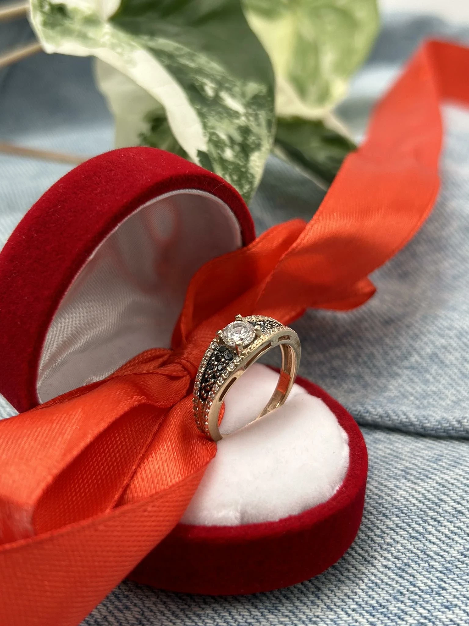 sliczny-zloty-pierscionek-cyrkonie-czarne-kamyki-p585-g375-r14-rozmiarsrednica-wew-mm-372-14