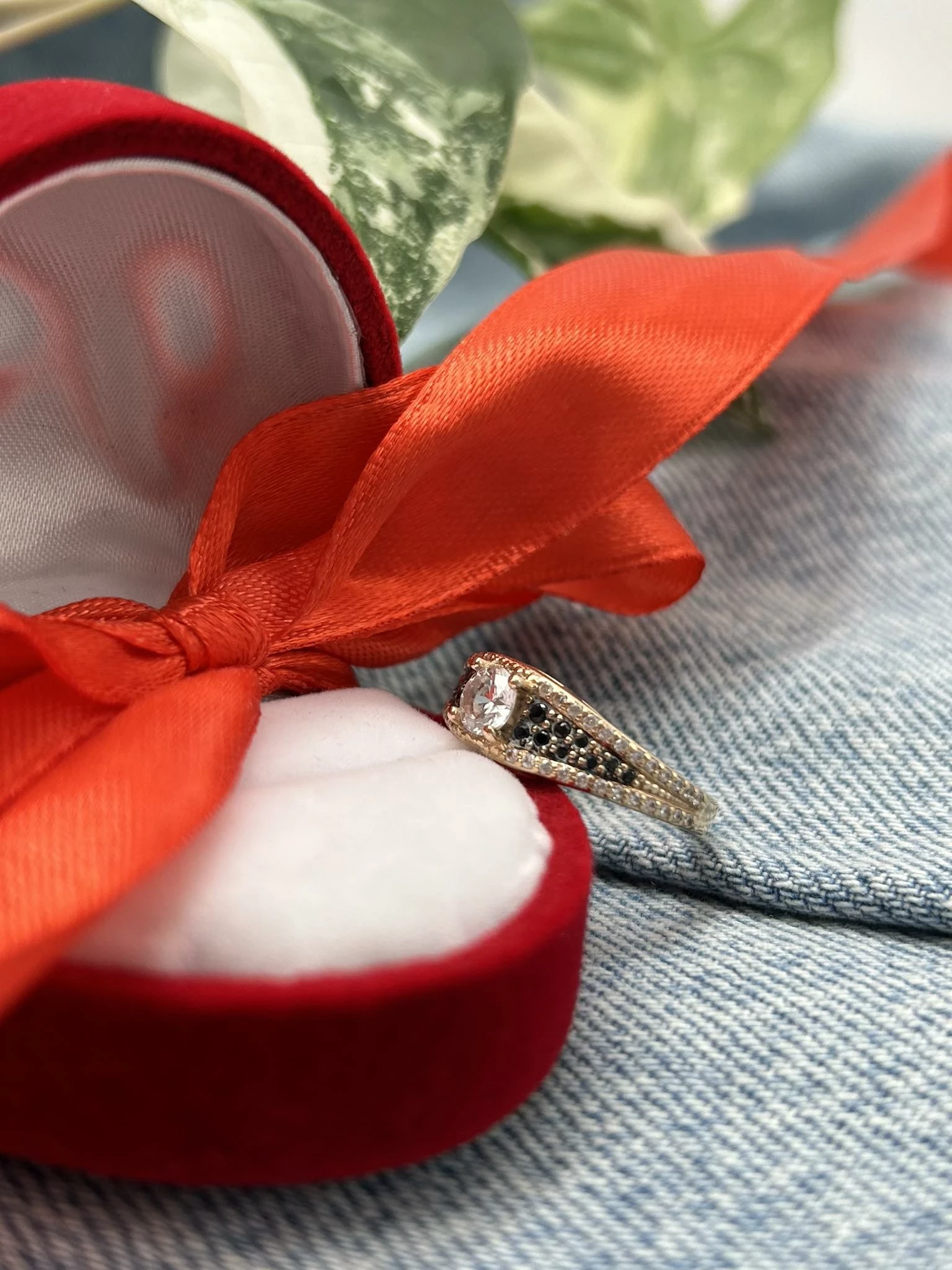 sliczny-zloty-pierscionek-cyrkonie-czarne-kamyki-p585-g375-r14-ean-gtin-5900025448069