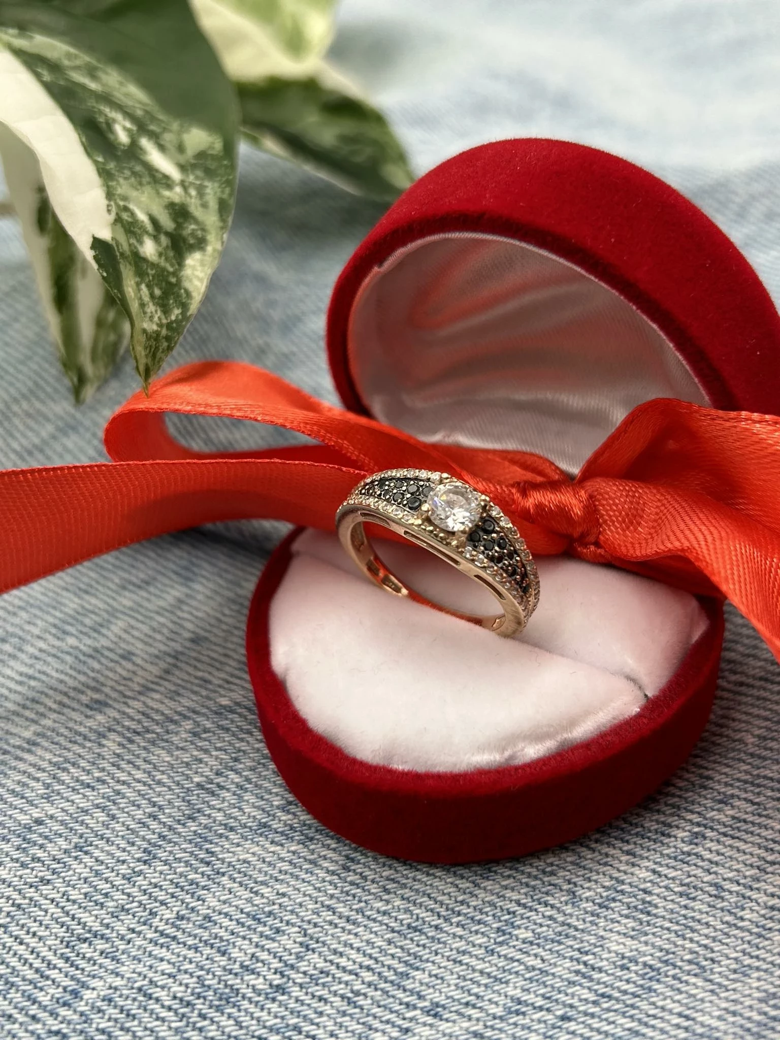 sliczny-zloty-pierscionek-cyrkonie-czarne-kamyki-p585-g375-r14-stan-11323-2