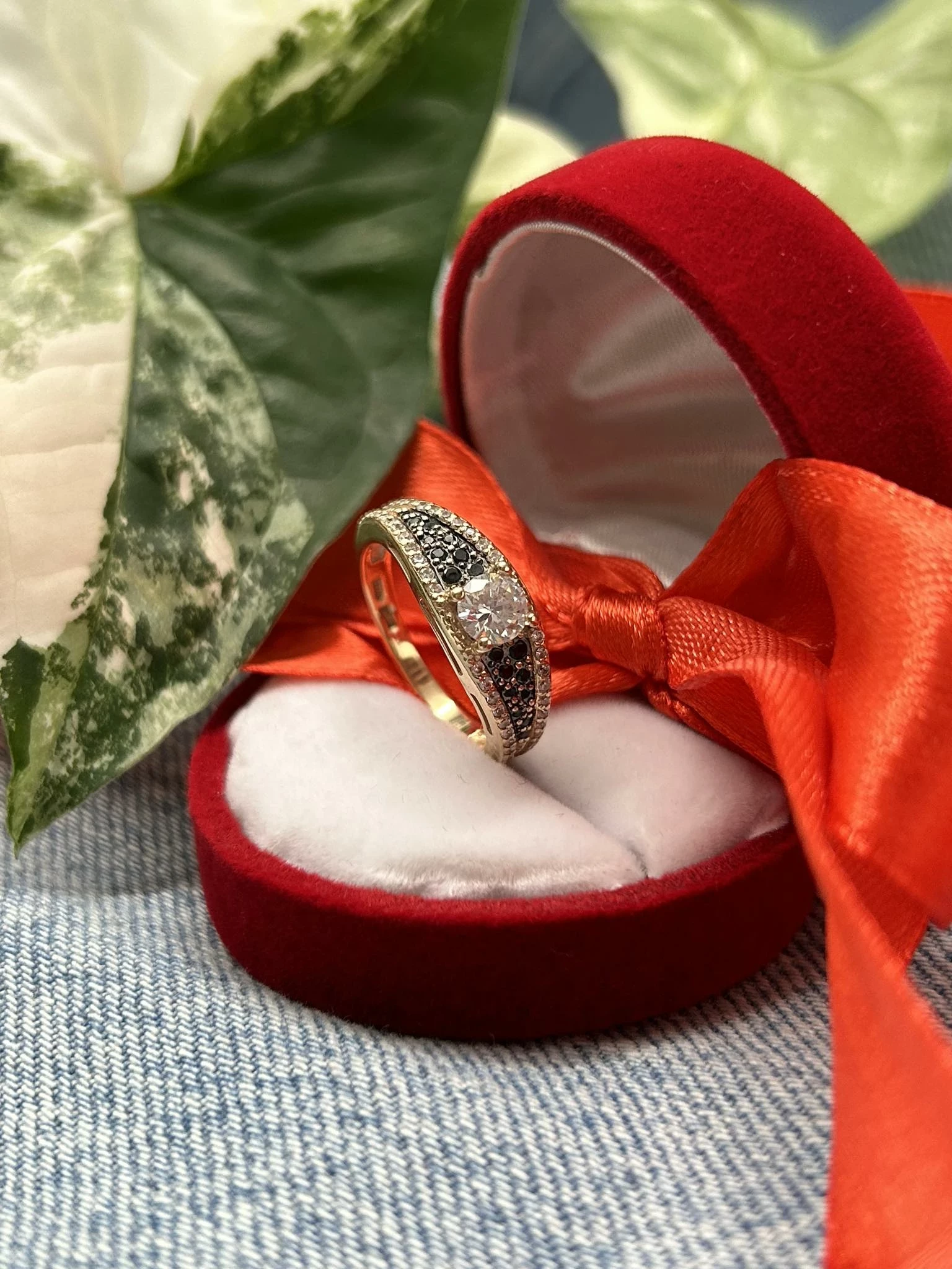 sliczny-zloty-pierscionek-cyrkonie-czarne-kamyki-p585-g375-r14-obroncow-wybrzeza-2a-gdansk