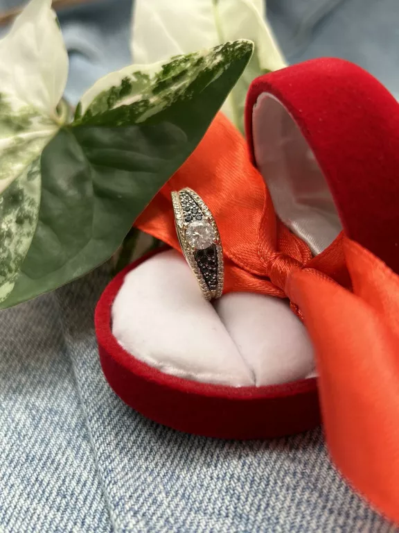 sliczny-zloty-pierscionek-cyrkonie-czarne-kamyki-p585-g375-r14-cechy-207358-231606