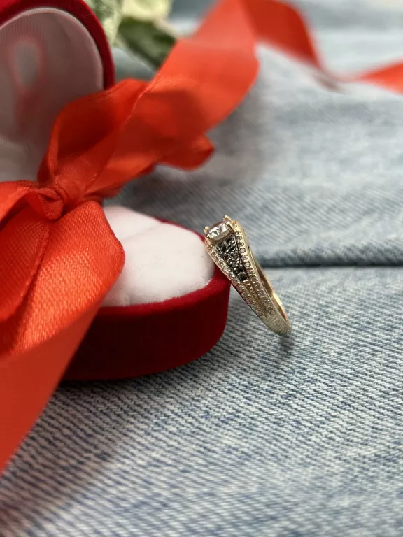 sliczny-zloty-pierscionek-cyrkonie-czarne-kamyki-p585-g375-r14-wykonczenie-15753-4