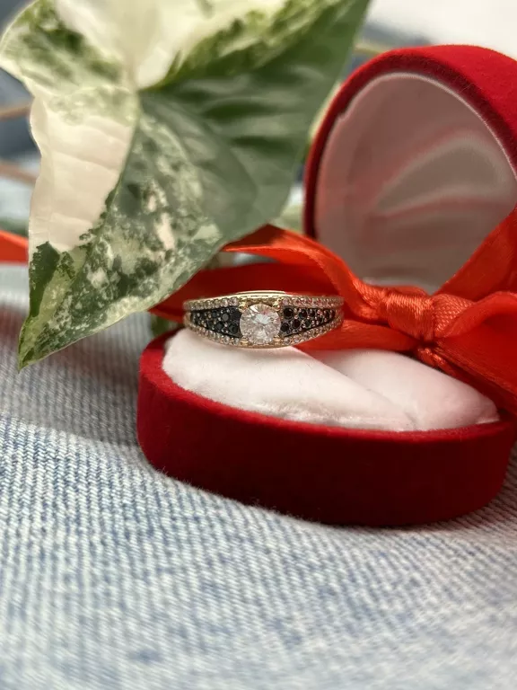 sliczny-zloty-pierscionek-cyrkonie-czarne-kamyki-p585-g375-r14-plec-15851-1