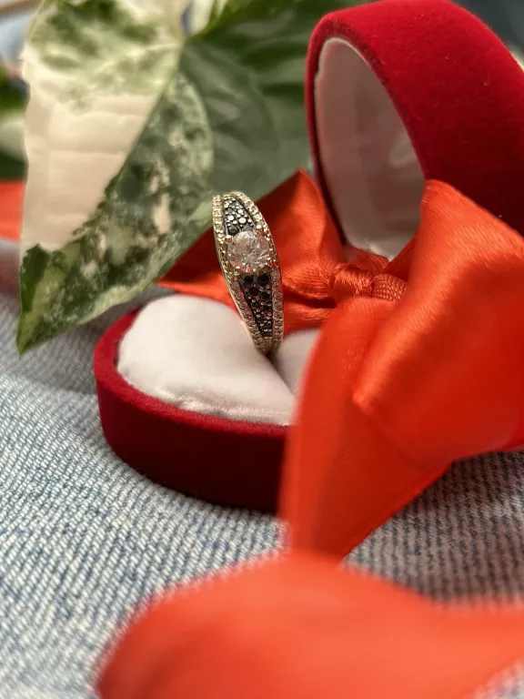 sliczny-zloty-pierscionek-cyrkonie-czarne-kamyki-p585-g375-r14-nazwa-koloru-producenta-loombard