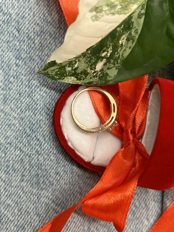 sliczny-zloty-pierscionek-cyrkonie-czarne-kamyki-p585-g375-r14-kolor-dominujacy-205826-225106