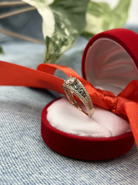 sliczny-zloty-pierscionek-cyrkonie-czarne-kamyki-p585-g375-r14-proba-zlota-206646-228242