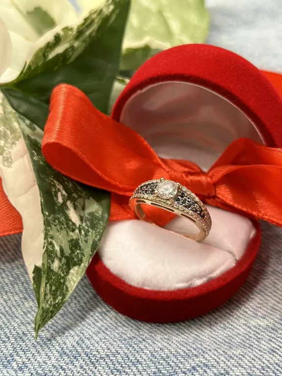 sliczny-zloty-pierscionek-cyrkonie-czarne-kamyki-p585-g375-r14-waga-215