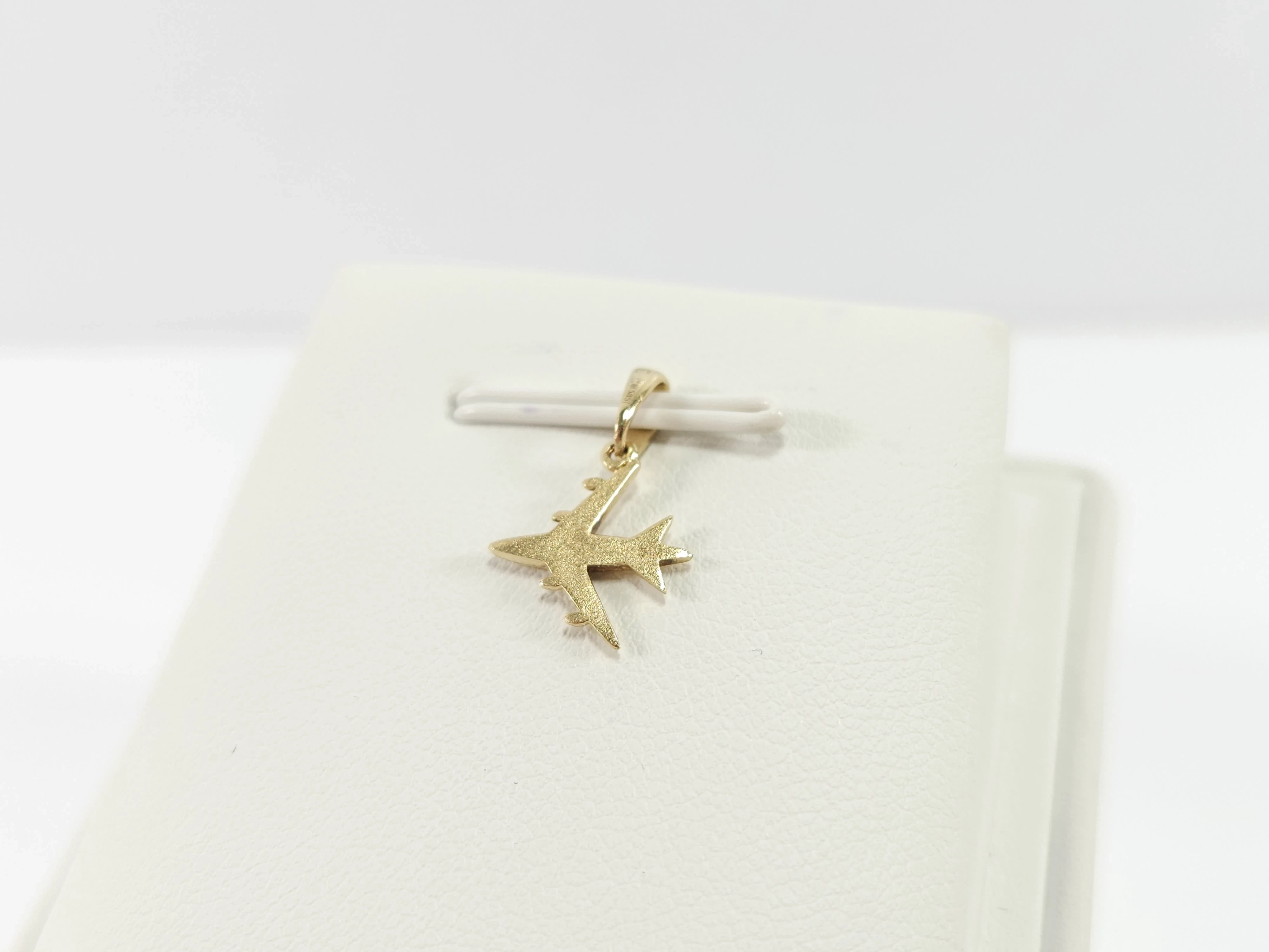 urocza-zlota-zawieszka-samolot-585-040g-material-zloto