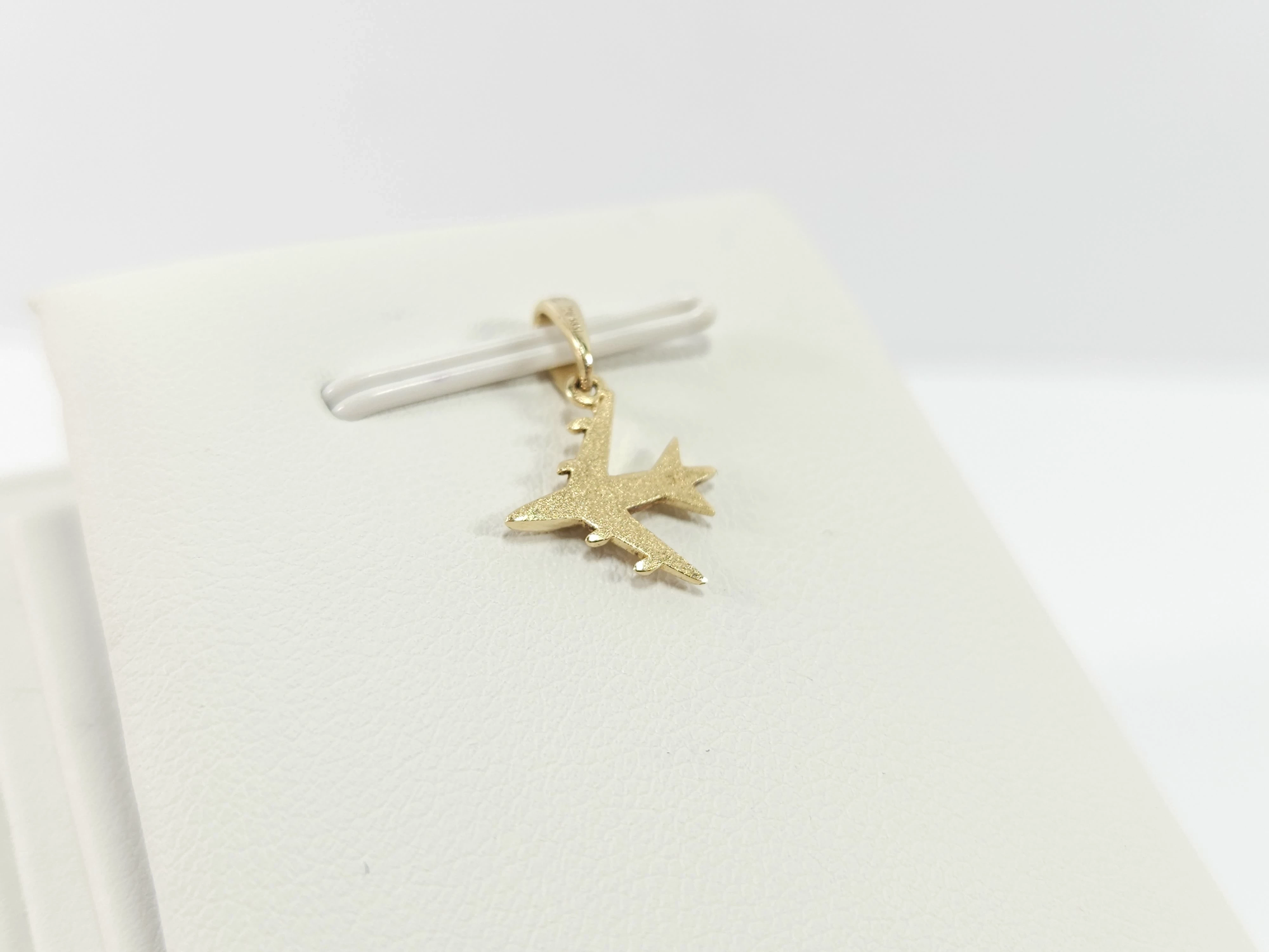 urocza-zlota-zawieszka-samolot-585-040g-rodzaj-klasyczne