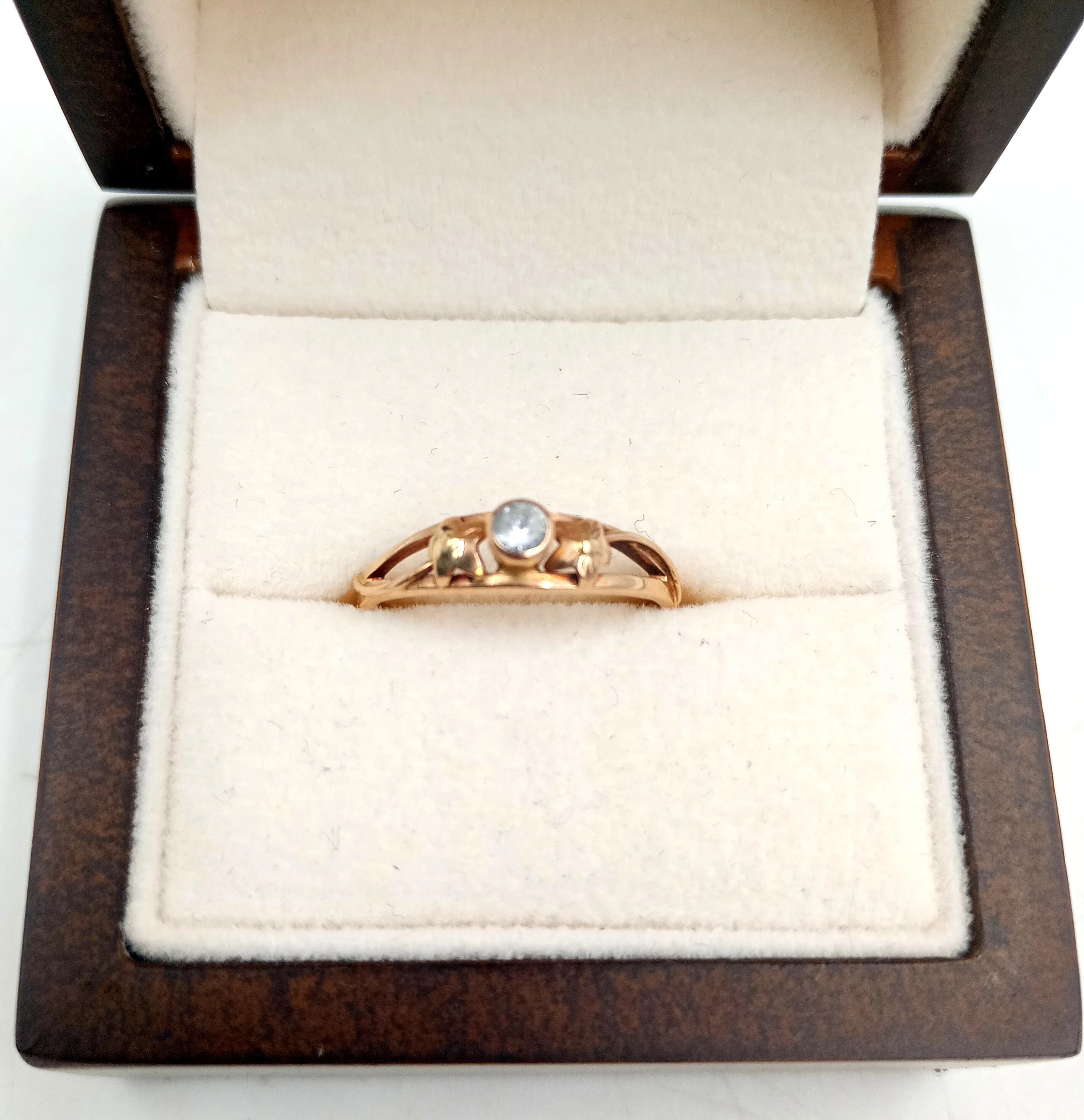 zloty-pierscionek-z-kamieniem-i-listkami-159g583-r12-kamien-17088-524288