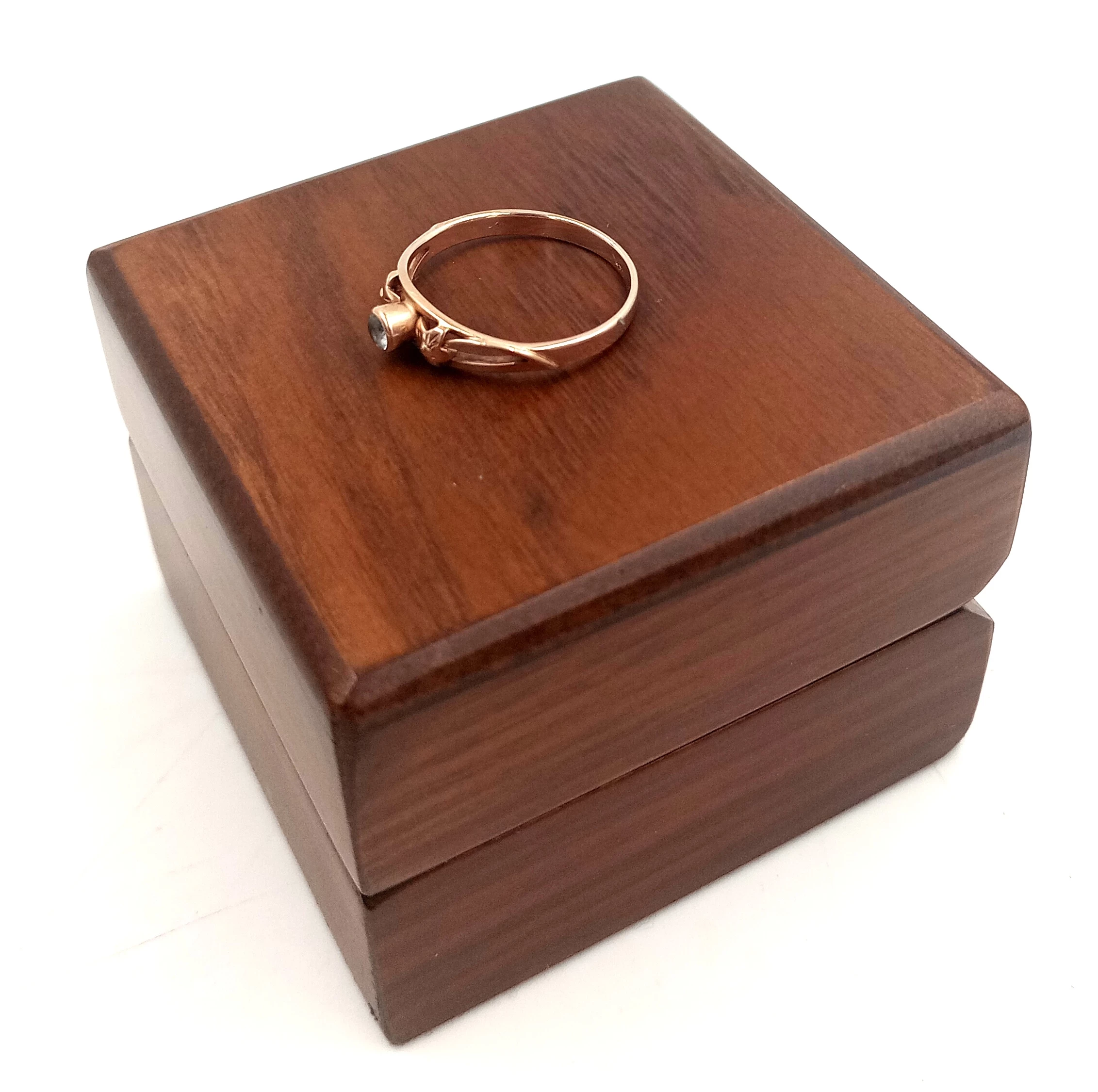 zloty-pierscionek-z-kamieniem-i-listkami-159g583-r12-material-15835-2