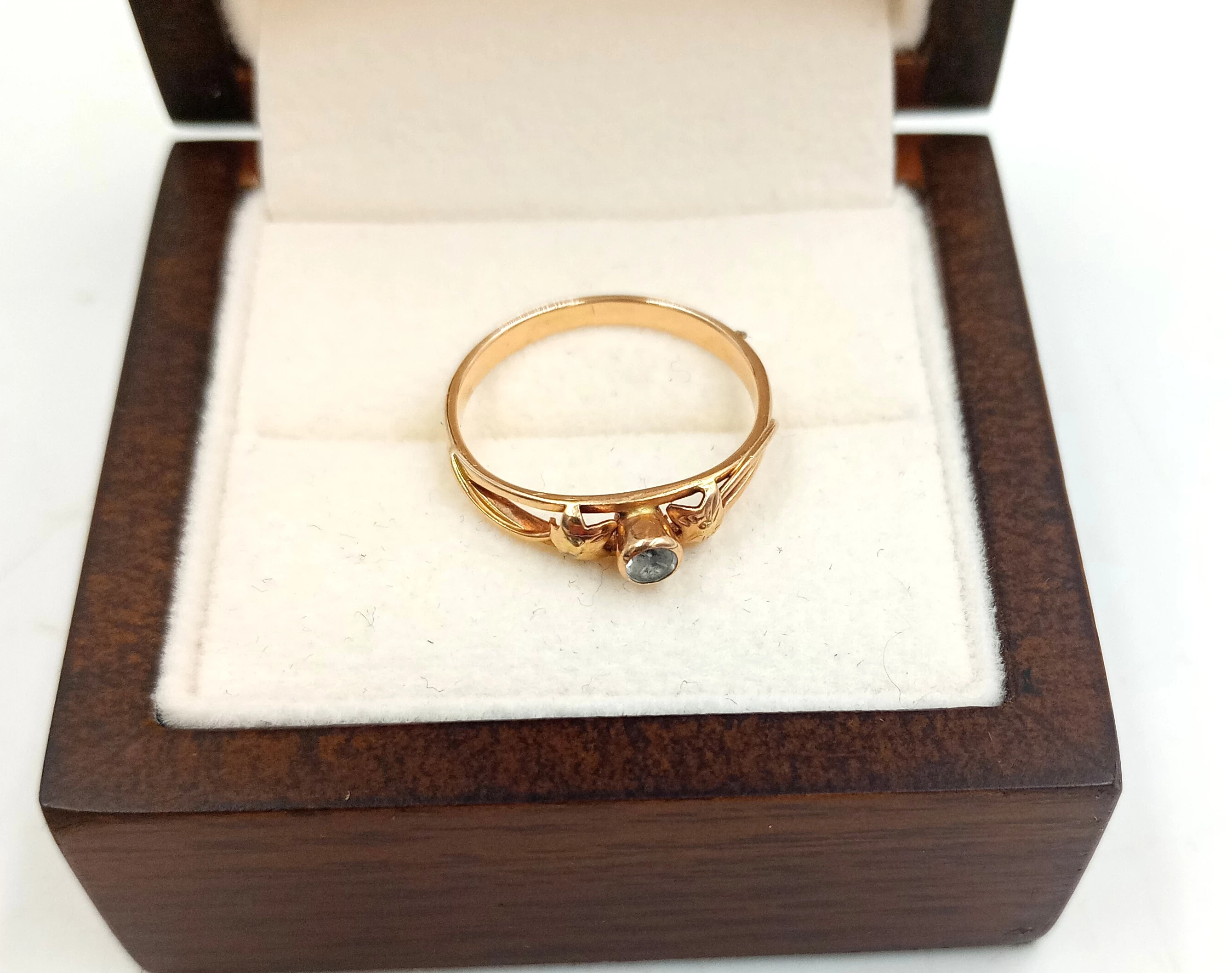 zloty-pierscionek-z-kamieniem-i-listkami-159g583-r12-i-armii-wojska-polskiego-10e-kolobrzeg