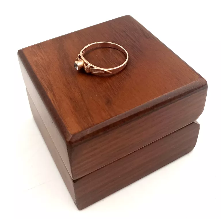 zloty-pierscionek-z-kamieniem-i-listkami-159g583-r12-material-15835-2