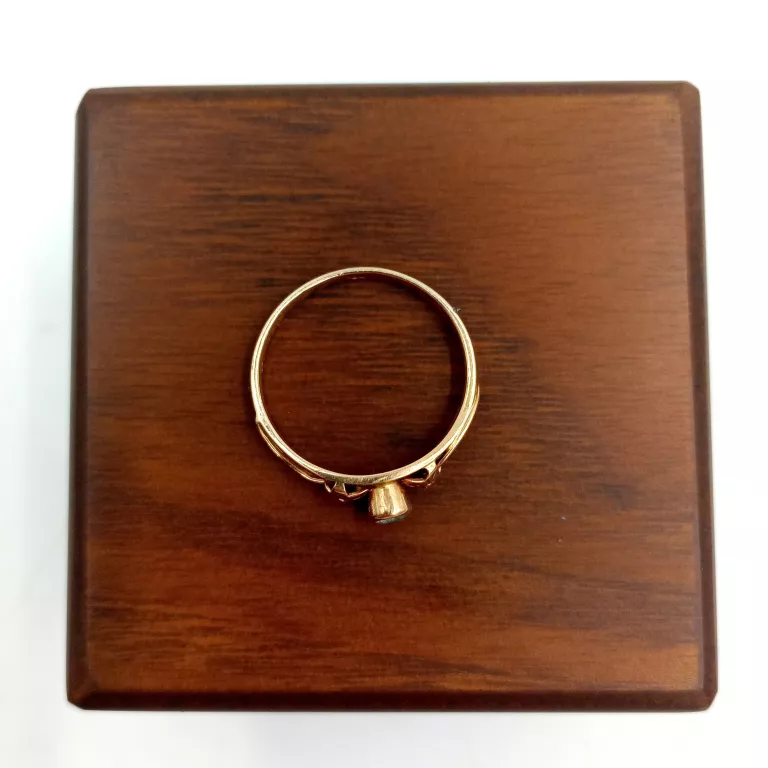 zloty-pierscionek-z-kamieniem-i-listkami-159g583-r12-stan-11323-2