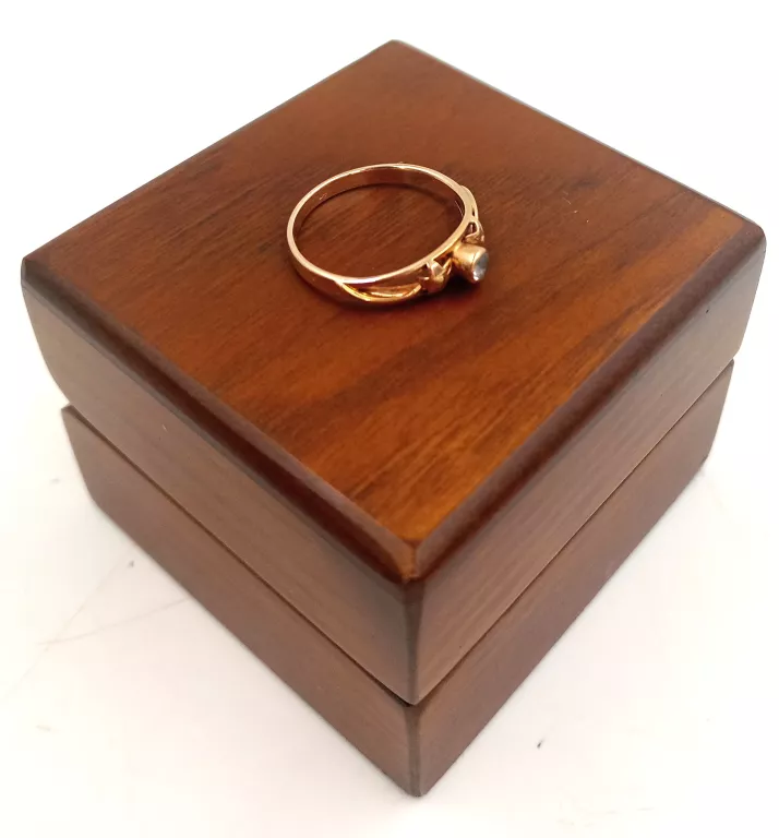 zloty-pierscionek-z-kamieniem-i-listkami-159g583-r12-rodzaj-2205-2