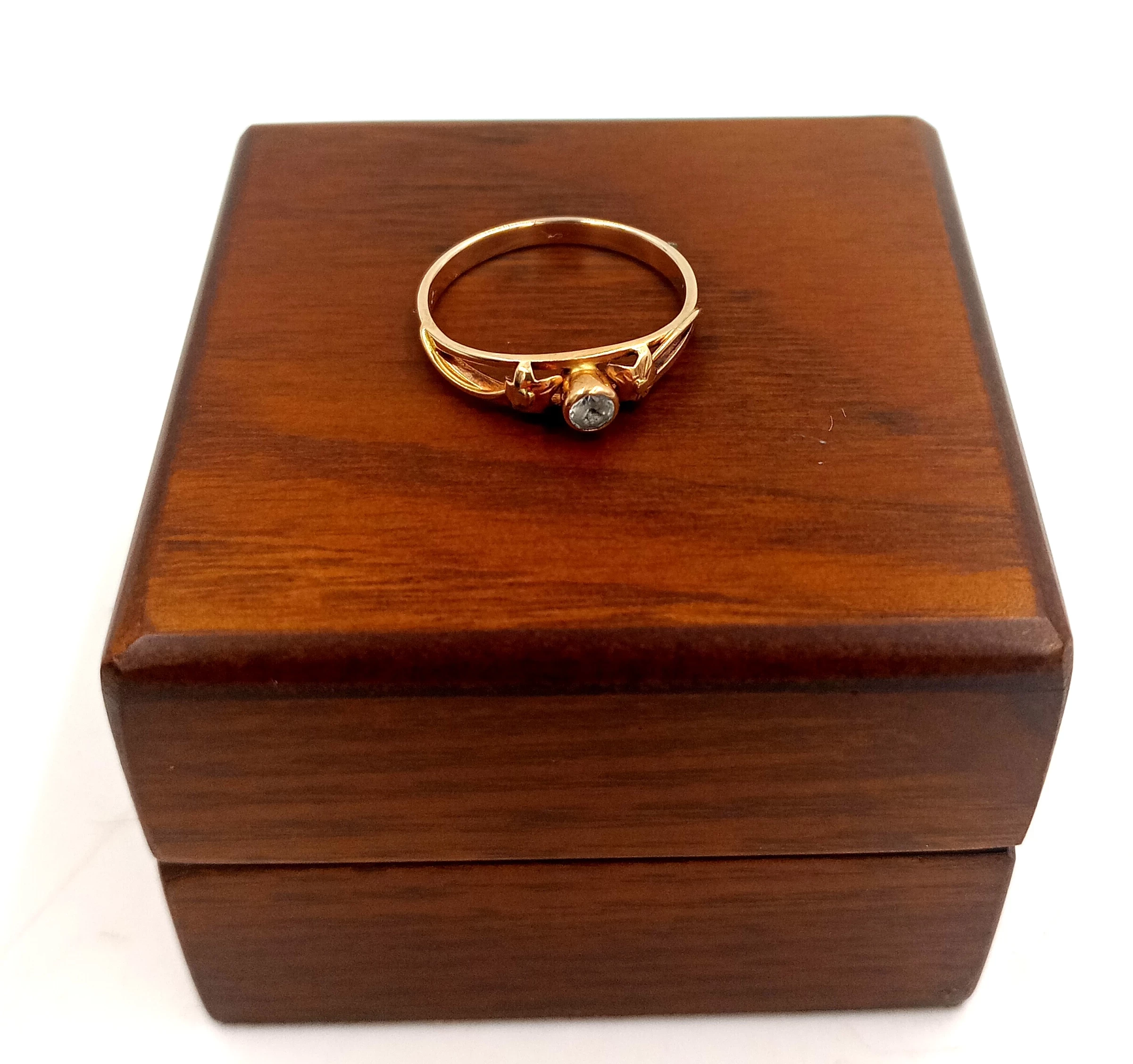 zloty-pierscionek-z-kamieniem-i-listkami-159g583-r12-ean-gtin-5026555426923