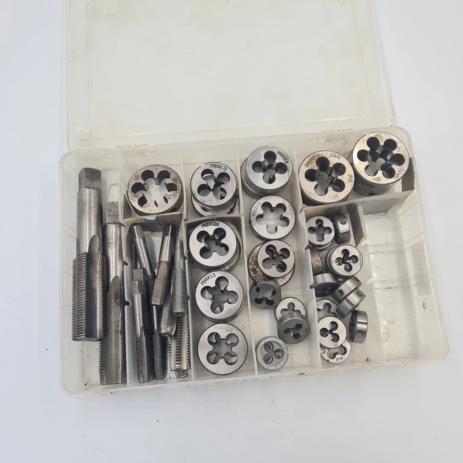 zestaw-13-gwintownikow-i-37-narzynek-saturna-41-glogow