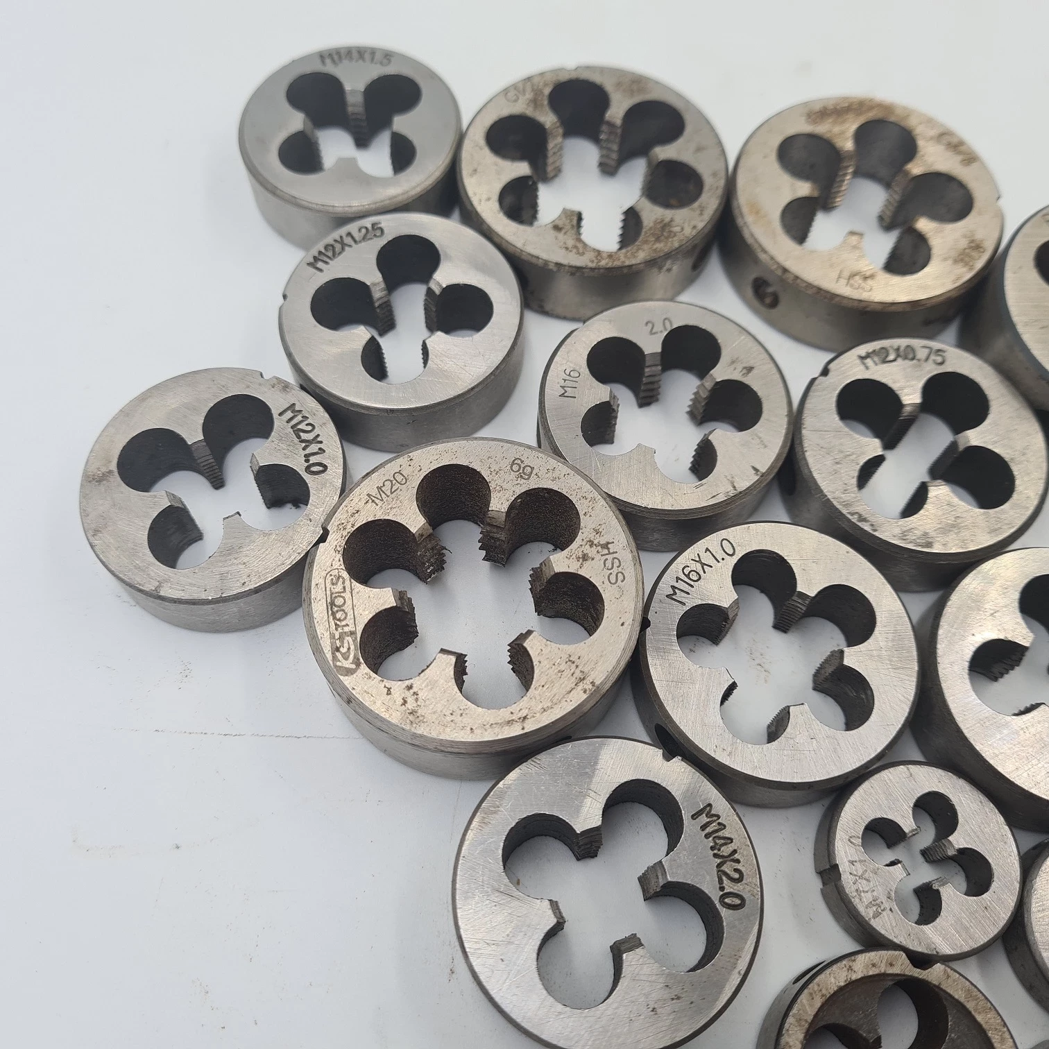 zestaw-13-gwintownikow-i-37-narzynek-ean-gtin-3258561939643