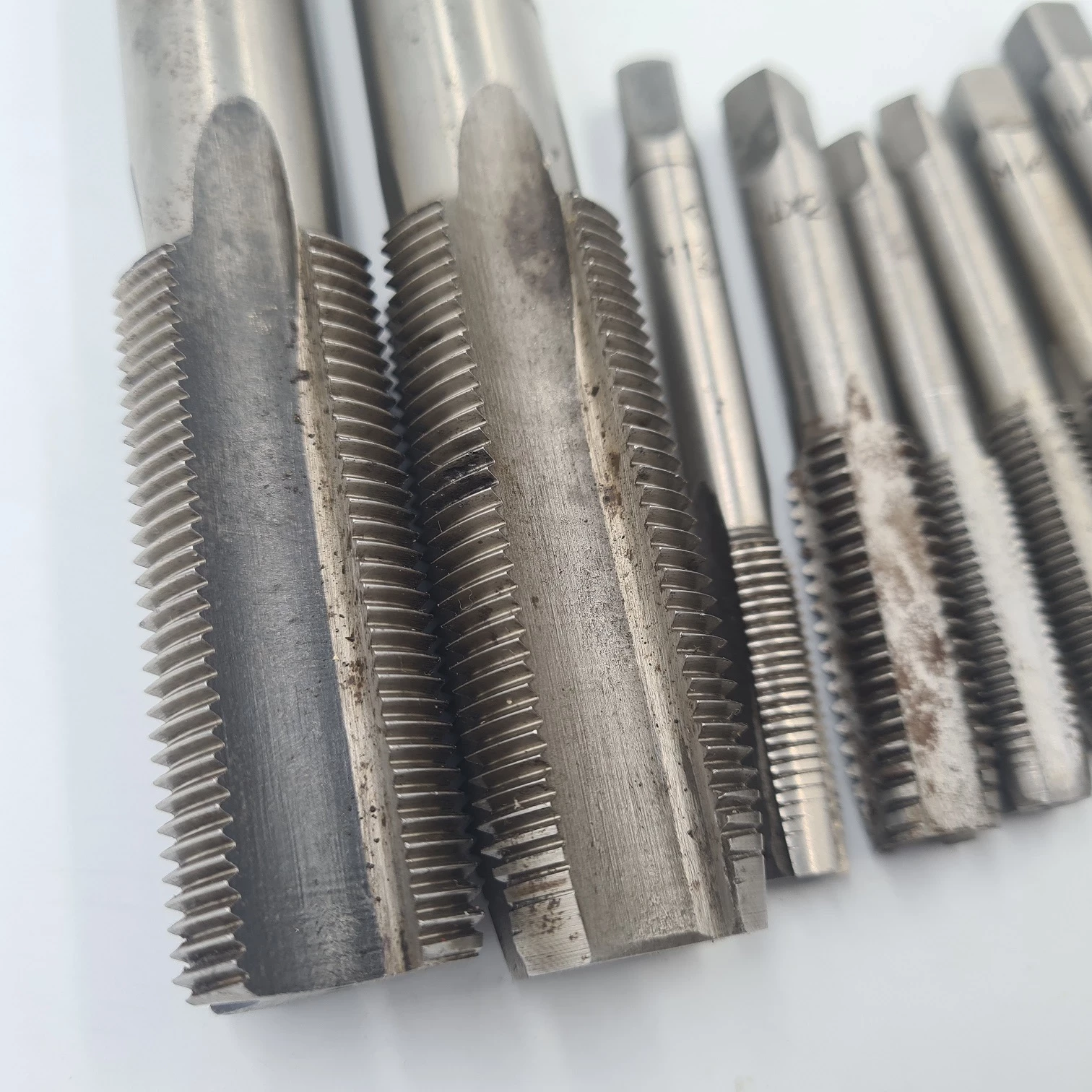 zestaw-13-gwintownikow-i-37-narzynek-stan-11323-2