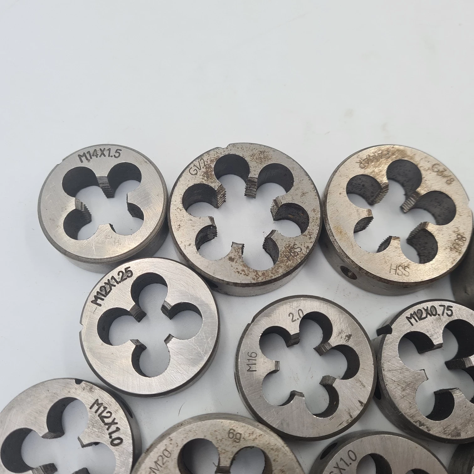 zestaw-13-gwintownikow-i-37-narzynek-stan-11323-2