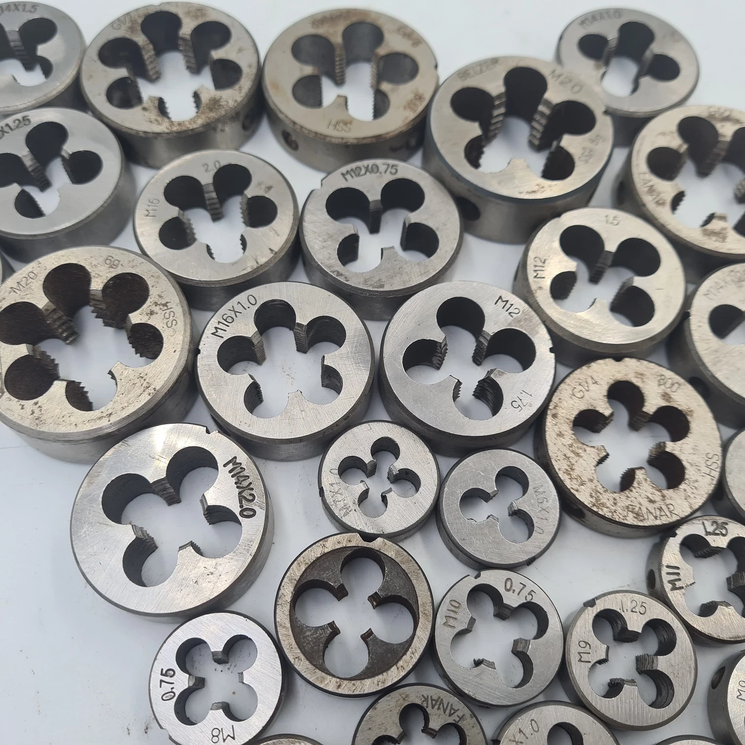 zestaw-13-gwintownikow-i-37-narzynek-kod-producenta-v07061