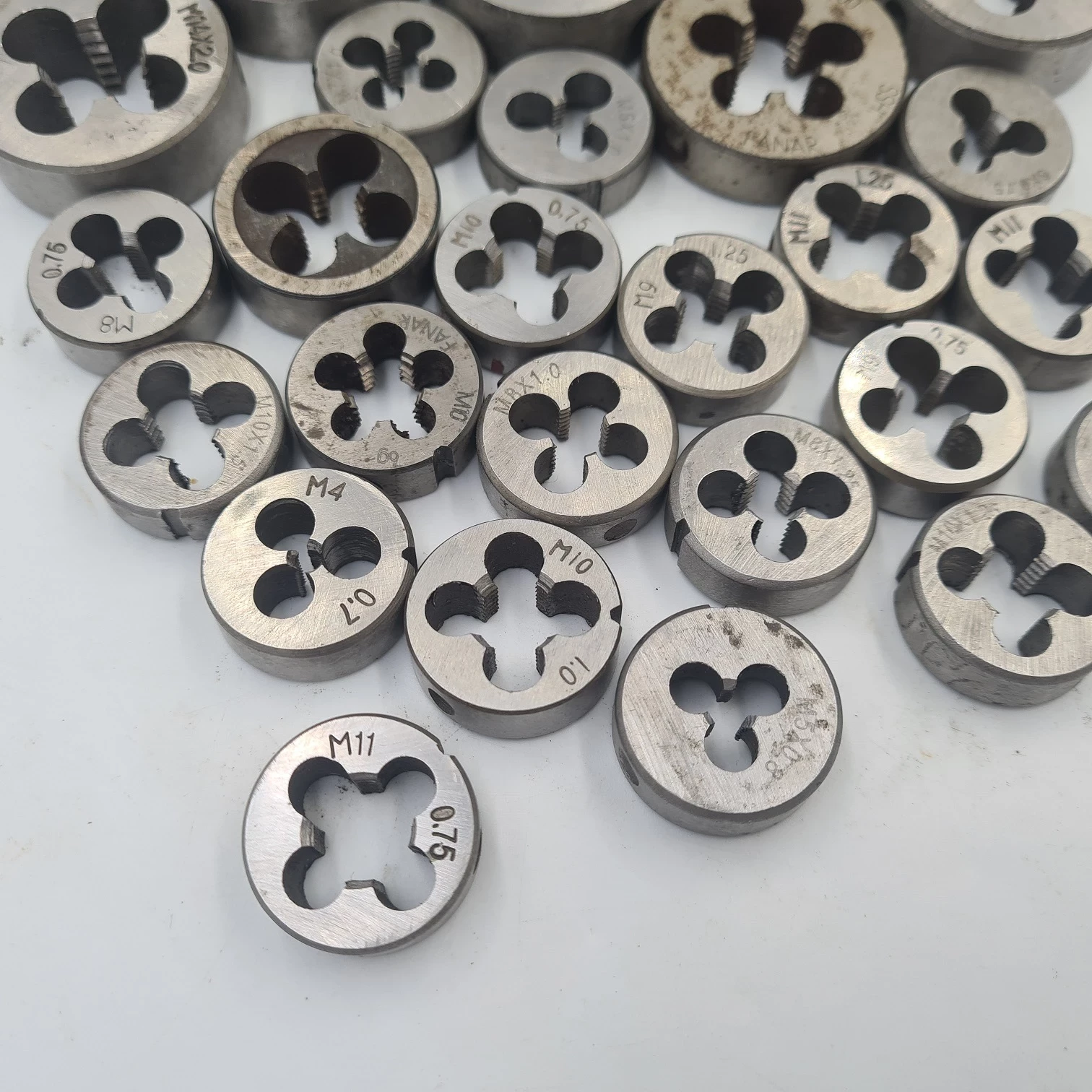 zestaw-13-gwintownikow-i-37-narzynek-product-id-1dee752b-0f9e-4963-9a9d-e98889585e0d