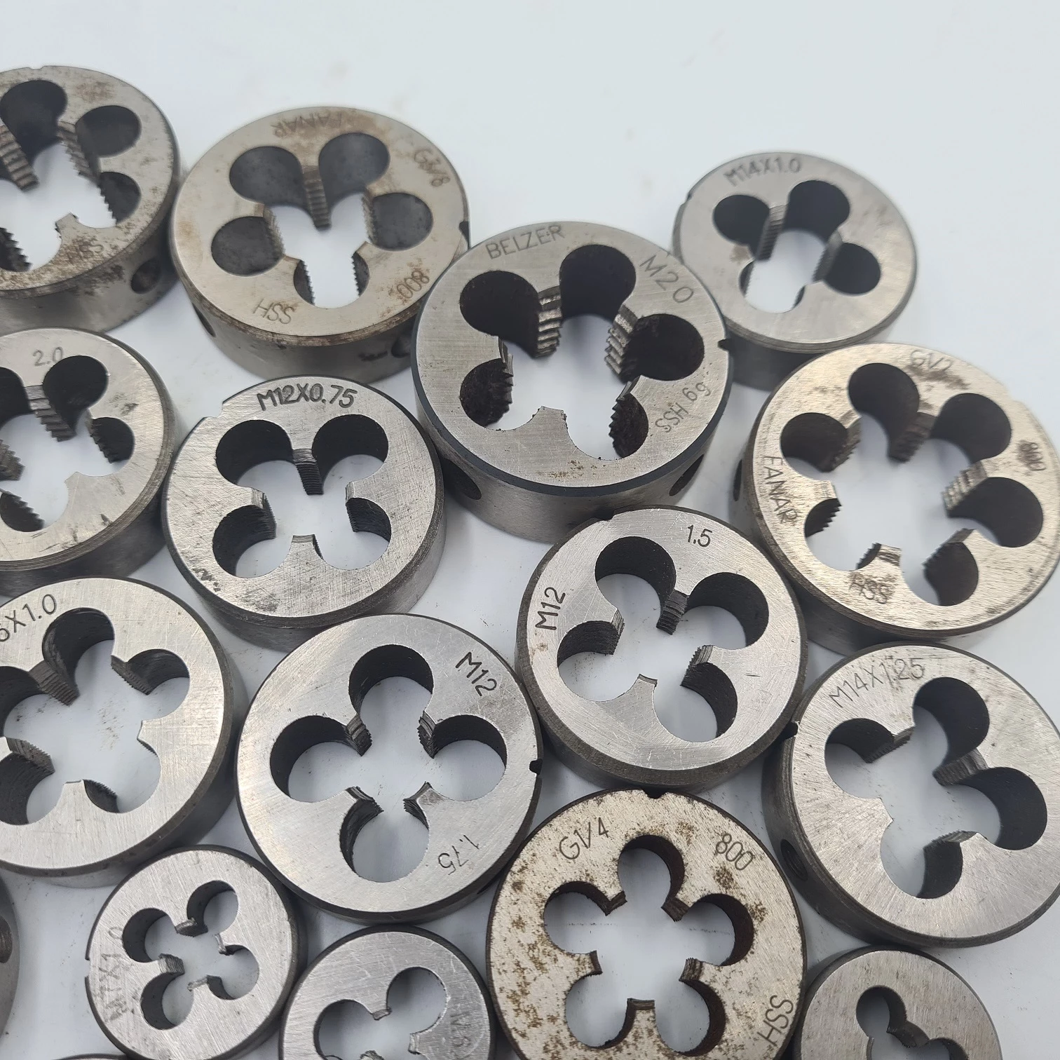 zestaw-13-gwintownikow-i-37-narzynek-saturna-41-glogow