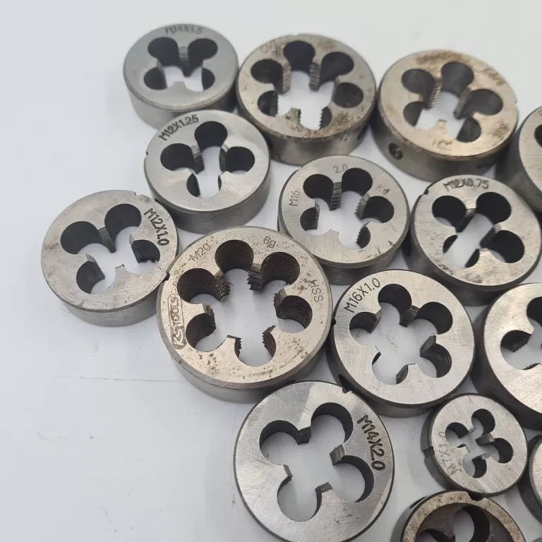 zestaw-13-gwintownikow-i-37-narzynek-ean-gtin-3258561939643