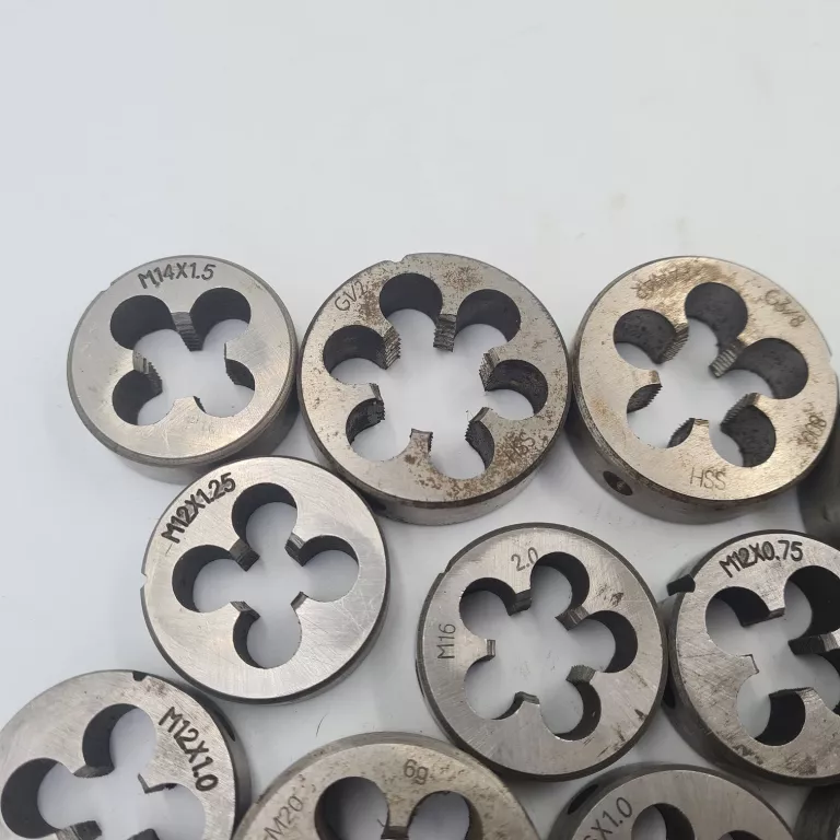 zestaw-13-gwintownikow-i-37-narzynek-stan-11323-2