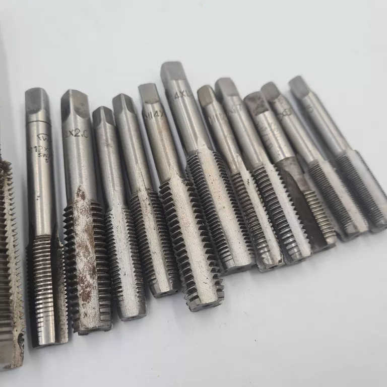 zestaw-13-gwintownikow-i-37-narzynek-kod-producenta-v07061