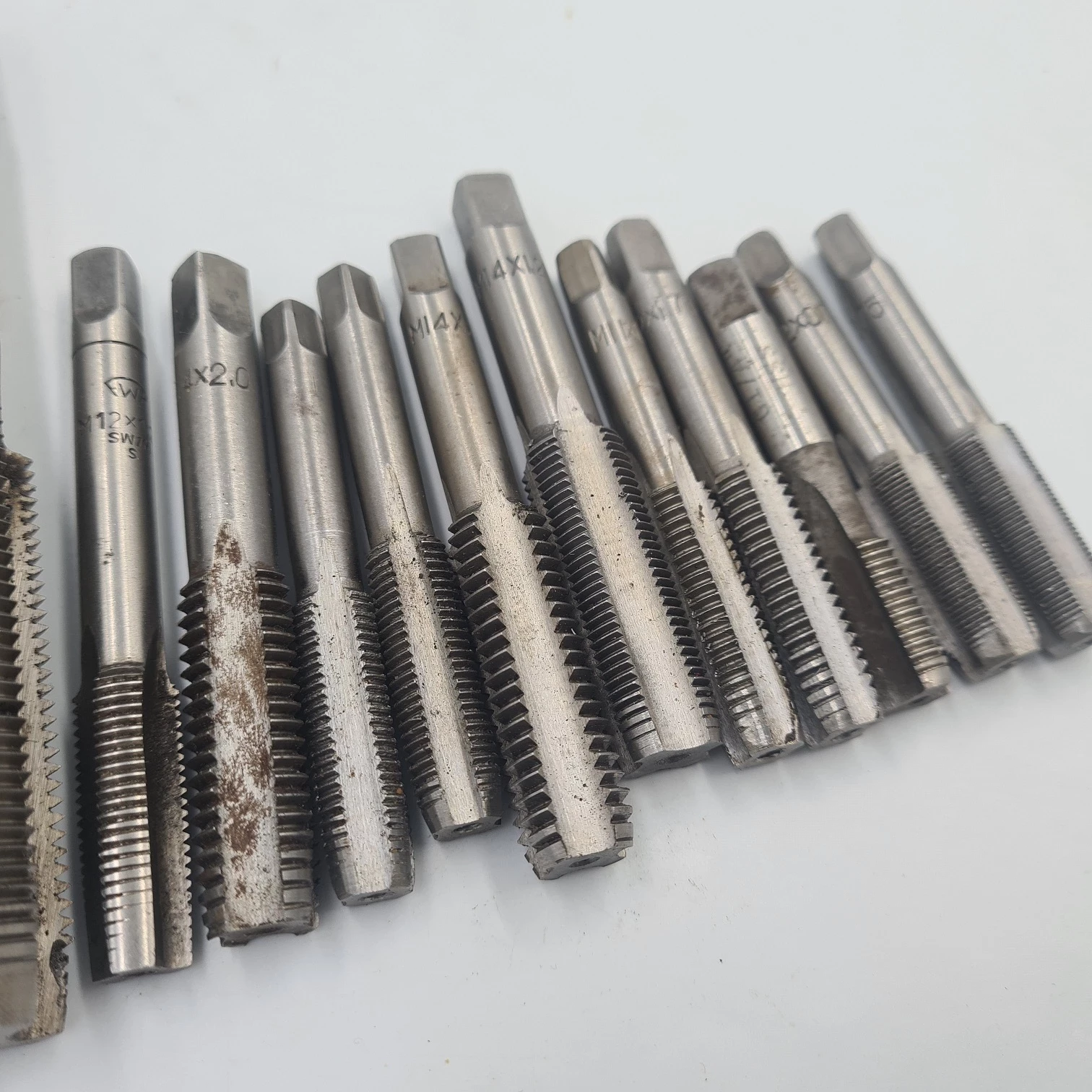 zestaw-13-gwintownikow-i-37-narzynek-kod-producenta-v07061