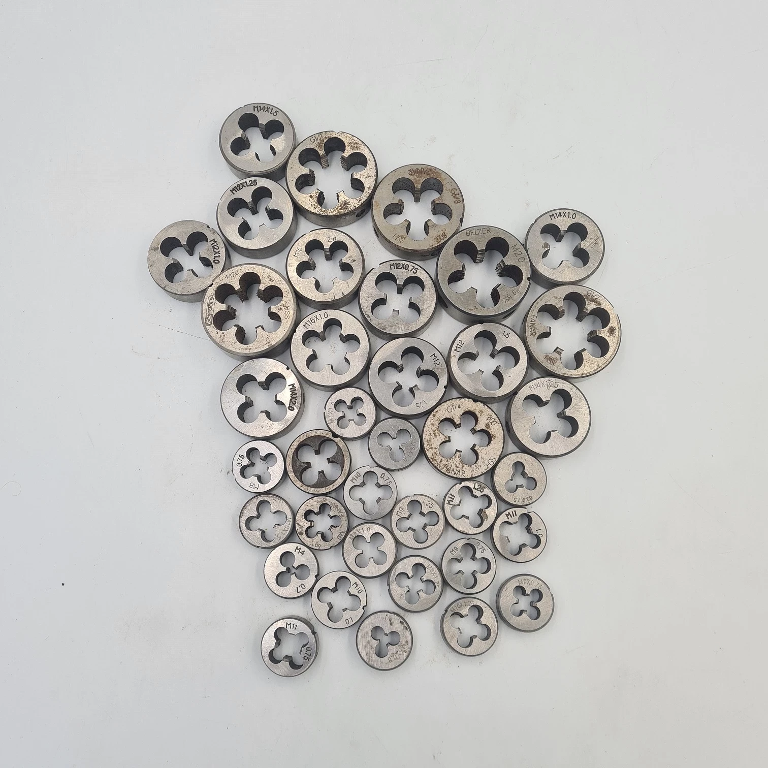 zestaw-13-gwintownikow-i-37-narzynek-marka-248811-958954