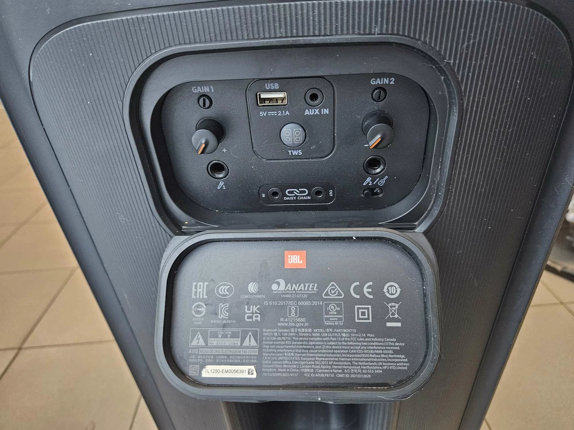 duzy-glosnik-przenosny-jbl-partybox-710-800w-bt-power-audio-funkcje-funkcja-karaoke