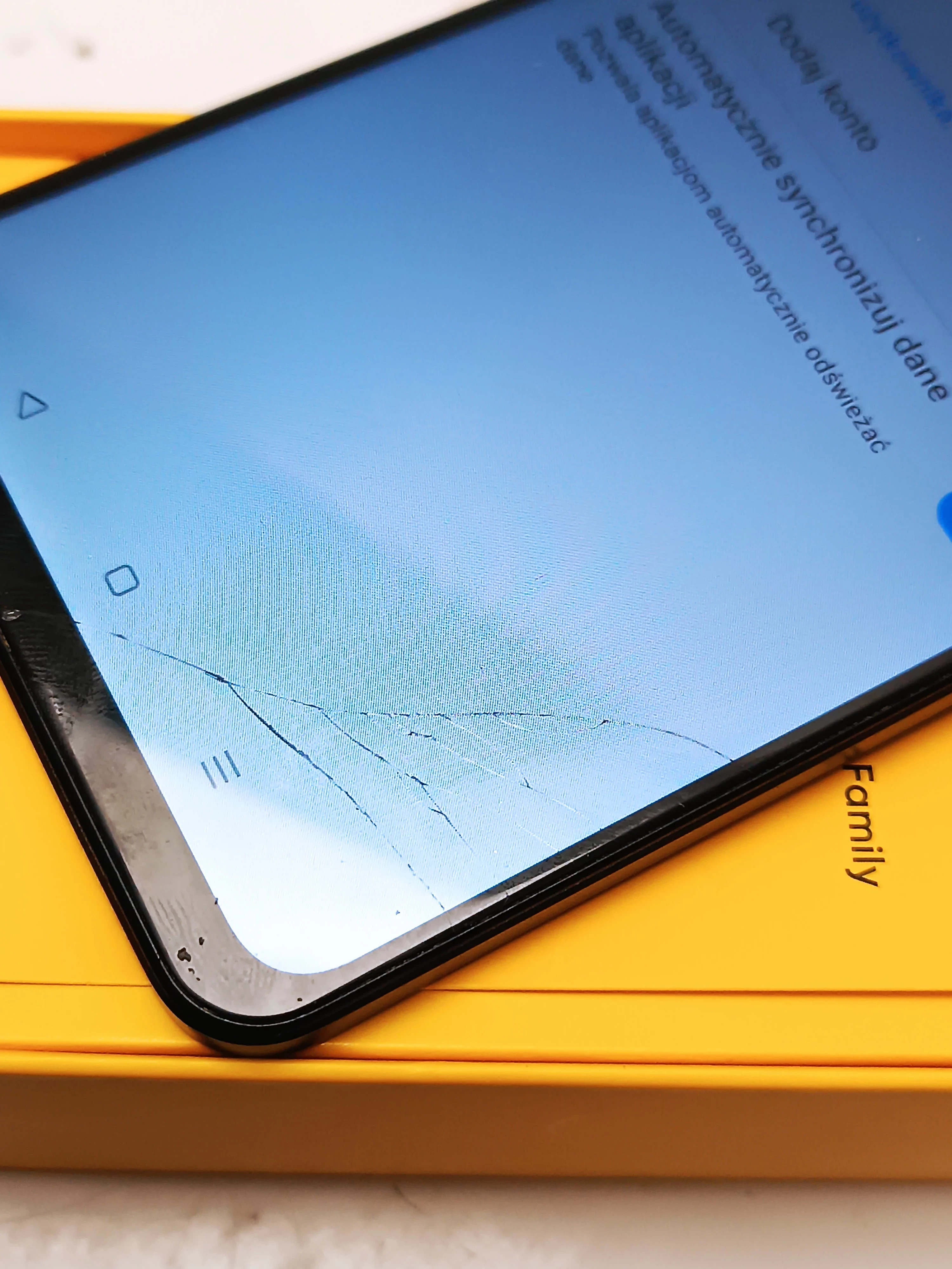 telefon-realme-c53-zbity-ekran-wbudowana-pamiec-128-gb