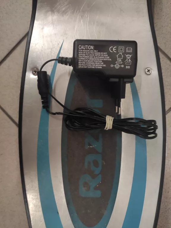 HULAJNOGA ELEKTRYCZNA RAZOR POWER CORE E 100