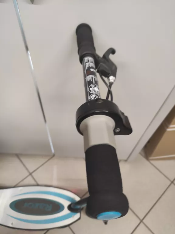 HULAJNOGA ELEKTRYCZNA RAZOR POWER CORE E 100