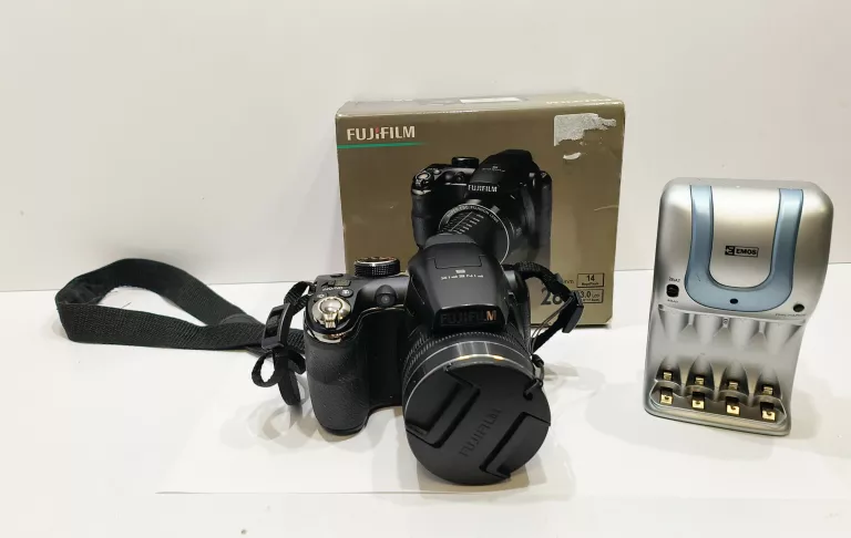 APARAT FUJIFILM FINEPIX S4400 KOMPLET