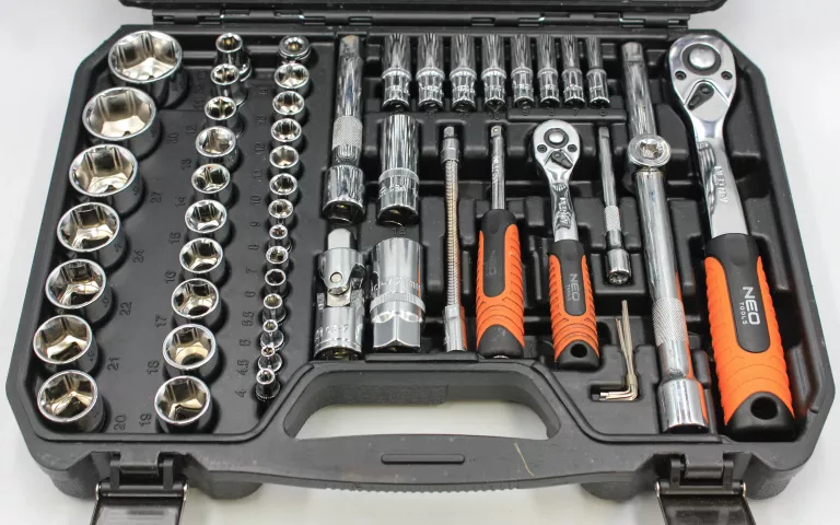 ZESTAW KLUCZY NASADOWYCH NEO TOOLS 111 SZT.