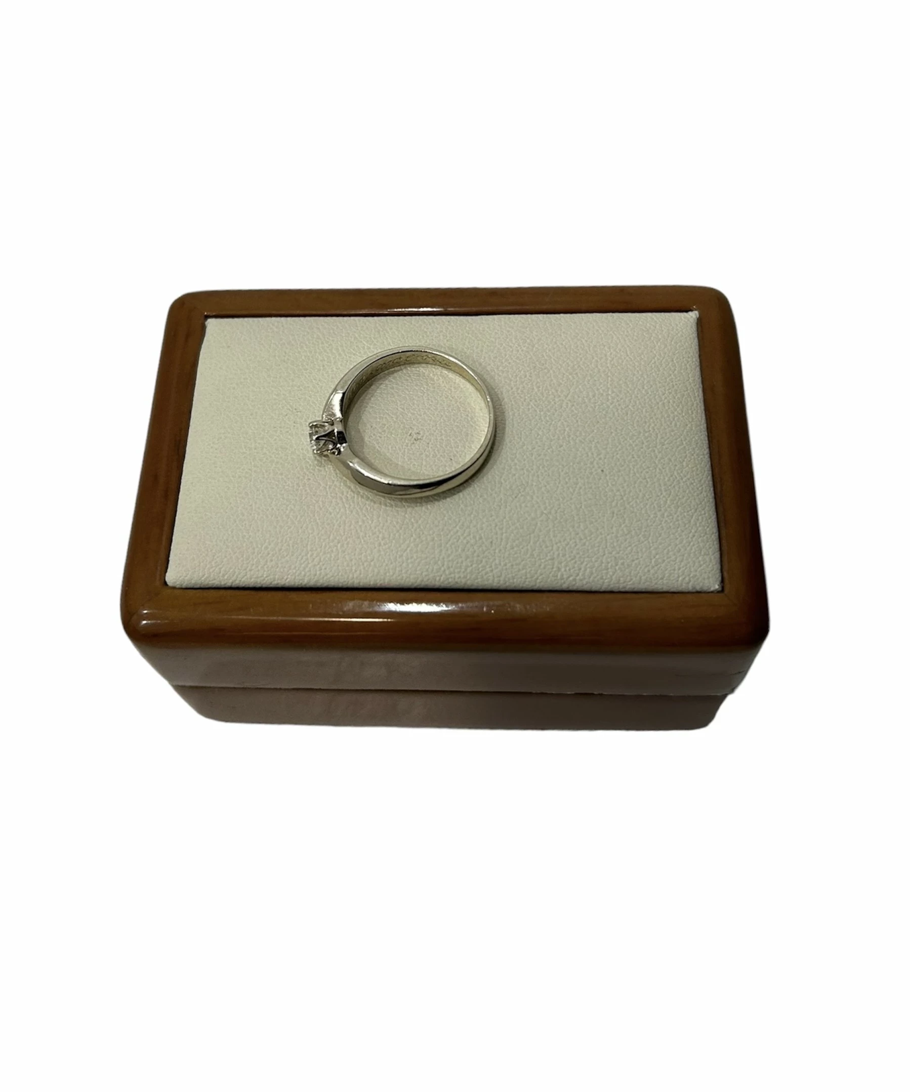 biale-zloto-pierscionek-326g-585-z-brylantem-018-ct-si2-twg-r16-ean-gtin-5900025458280